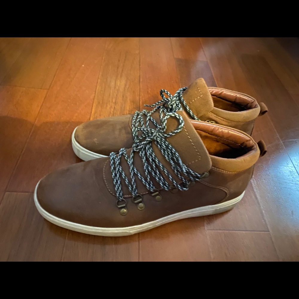 Size 12 men’s chukka sneaker